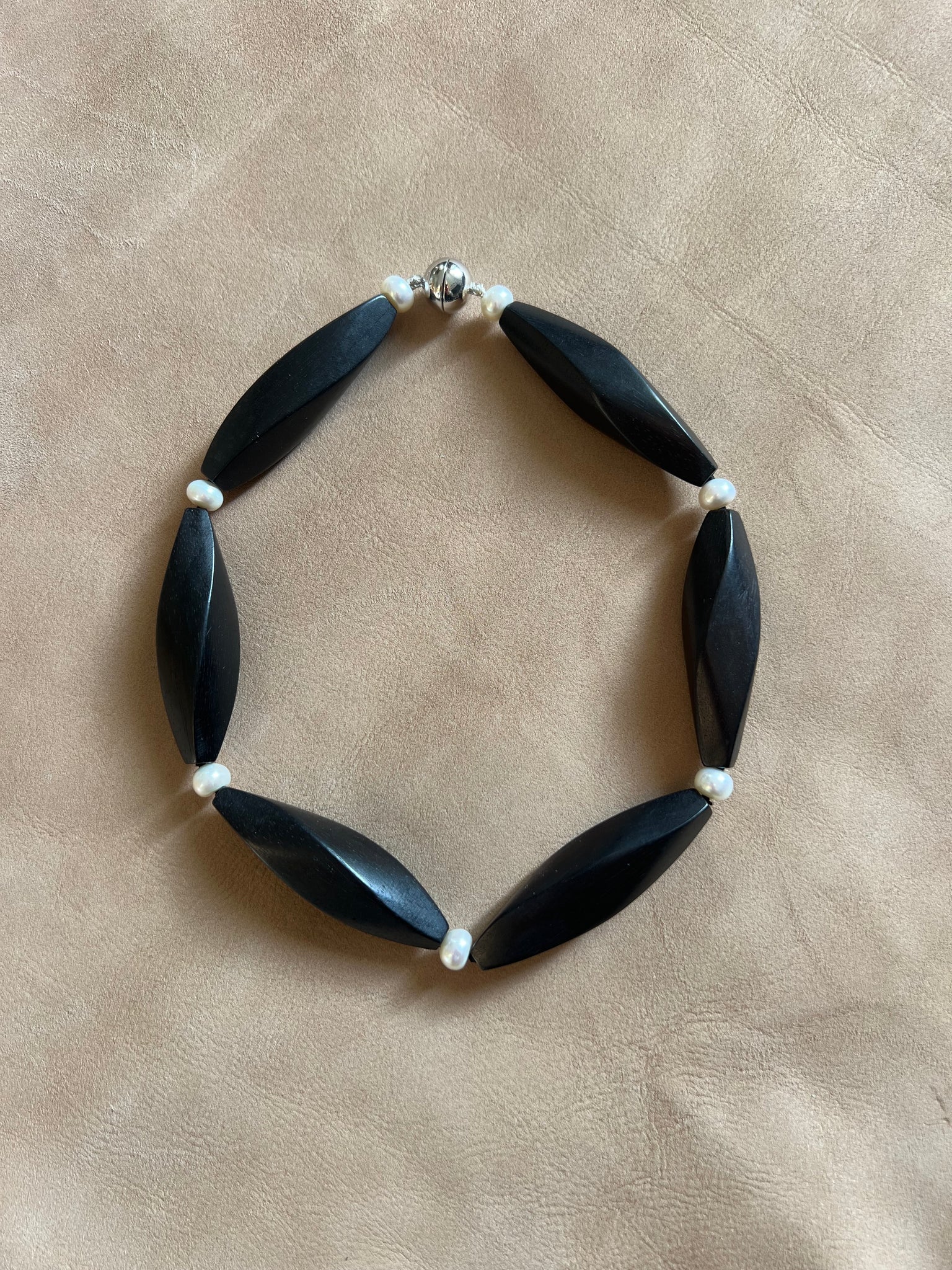 EBONY AND PEARLS NECKLACE